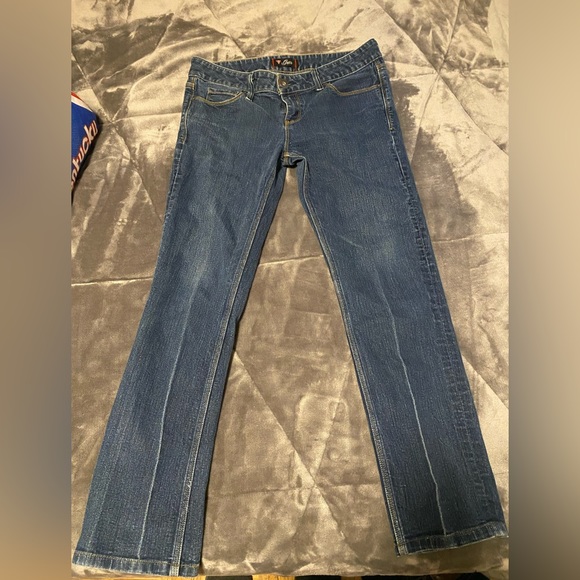 Size 32 dark wash vintage straight leg guess jeans! - Picture 1 of 4